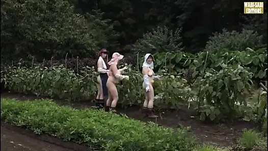 Сельский побег, где свободные духом зрелые женщины обнимают свободу взрослых под открытым небом - сцена.1