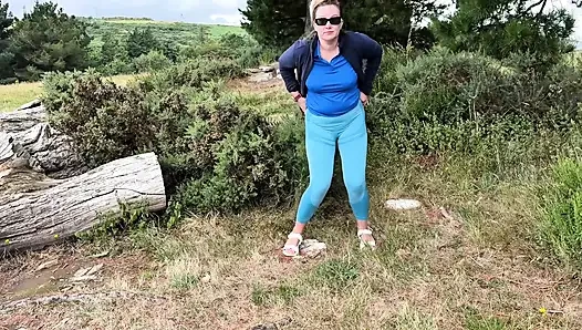 Mädchen Kann Ihr Pinkeln Nicht Halten Und Verzweifelt Im Freien Zusammenstellung Pinkeln
