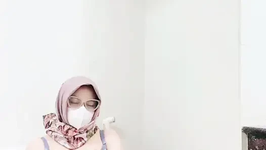 Хиджаб тобрут играет в ванной