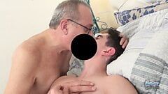 Grampa знает, что молодые парни обожают его большой хуй