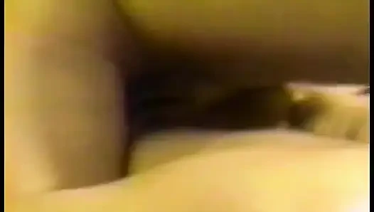 Mädchen nimmt cumshot auf ihren bauch & bekommt nach dem blowjob ihre muschi mit zwei schwänzen gefüllt