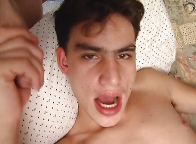 Twinks picantes follando duro en trío