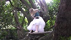 Une salope déjantée grimpe à un arbre et se caresse sauvagement la chatte sur la branche