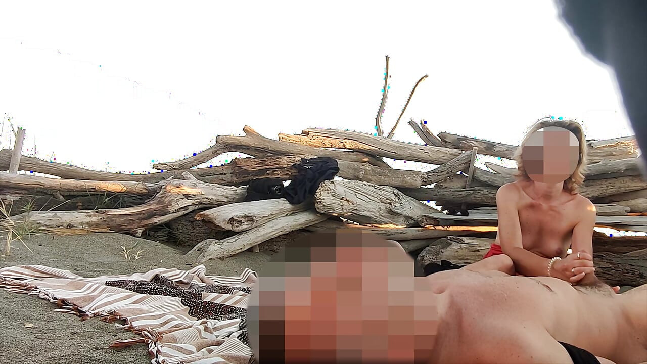 Venkovní ukazování v sání na nudistické pláži a výstřik velkého ptáka před všemi - Misscreamy