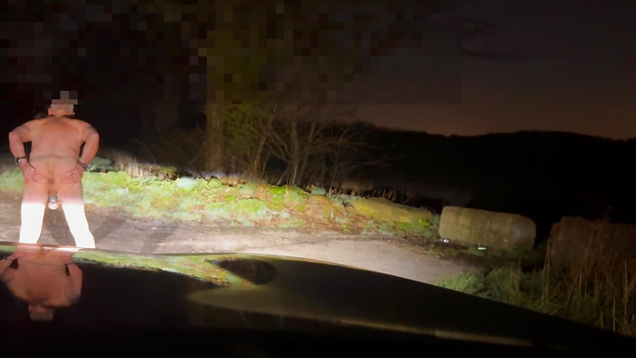 Une voiture twerkant aux pieds nus et branlette passée et je me cache à moitié, par le cul est en l’air d’être vu