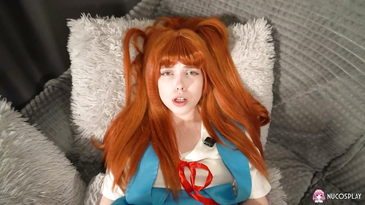 Azgın kızıl saçlı ve yaramaz kız Kitty Alina sert bir yarak istiyor.