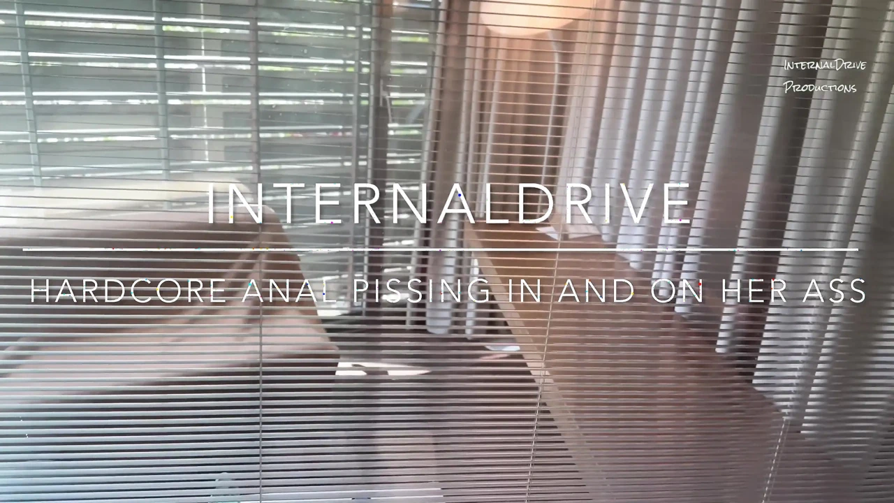 Hardcore hậu môn đi tiểu vào và trong đít của cô ấy.