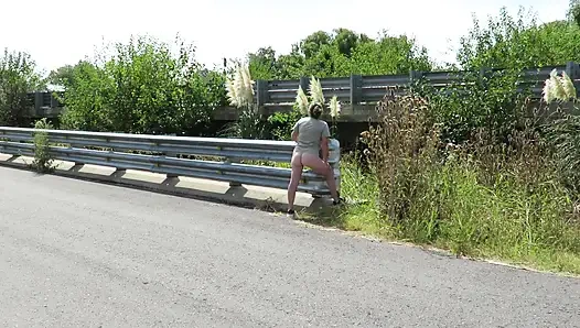 Patricia на мосту через дорогу