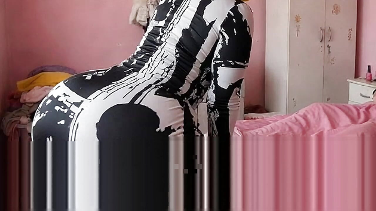 Khoobsoorat bari gand vaali sauteli hasina bedroom men chidha rahi hai