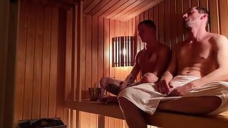 Après une séance d’entraînement dans le sauna, j’ai été virée par un mec mince et il a éjaculé sur mon cul