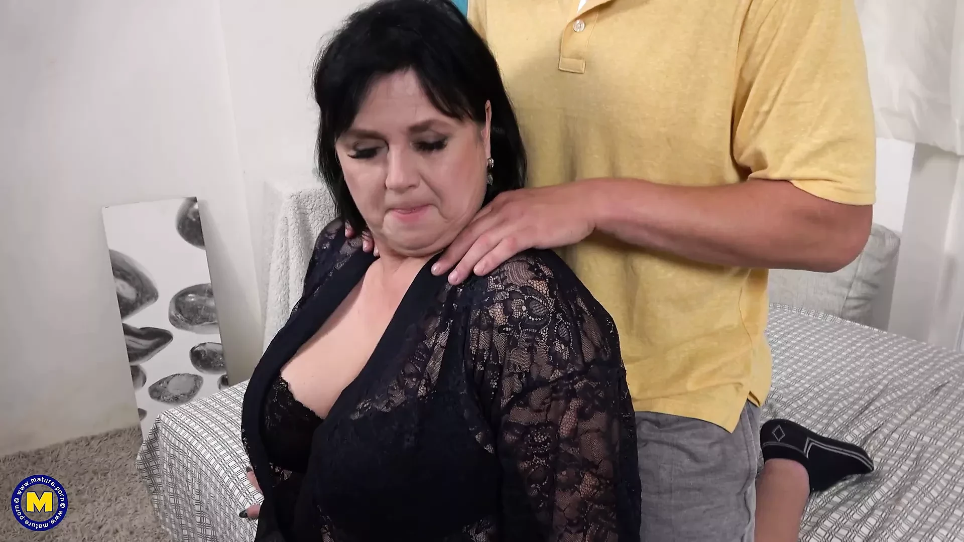 Une BBW mature naturelle à forte poitrine suce et baise un jeune mec