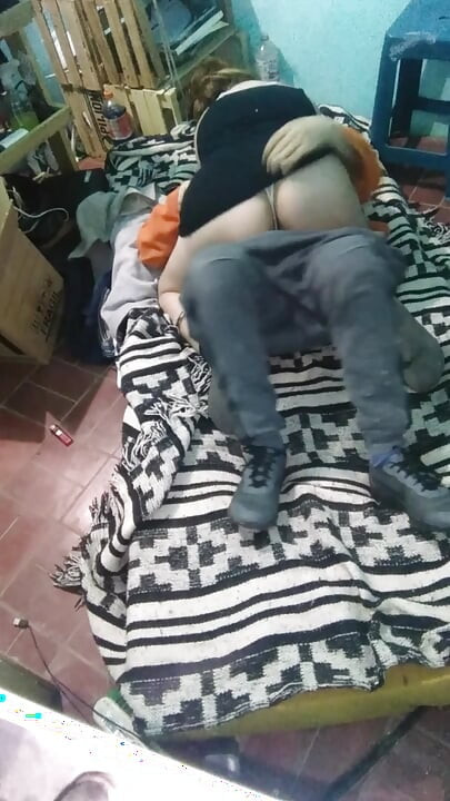 Fată cu rochie Montano cu saltea pe podea