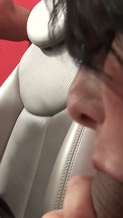 Mutter und Tochter freuen sich mit Daddy nachdem er sein neues Auto bekommen hat | Clip 1