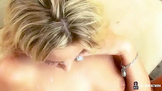 Pesta seks bareng tante seksi rambut pirang kiara dianne di pinggir kolam renang - ngentot kontol sampai toketnya gondal-gandul