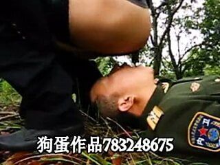 Chinesische Soldaten spielen Sklaven