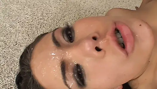 Ateşli kız canavar bir yarağa sakso çekiyor ve sonra yüzüne boşalıyor