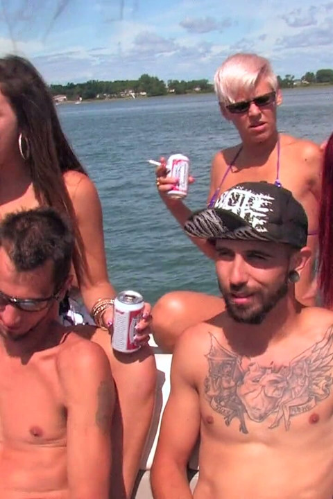 Orgia em águas abertas em um barco que balança com cada empurrão
