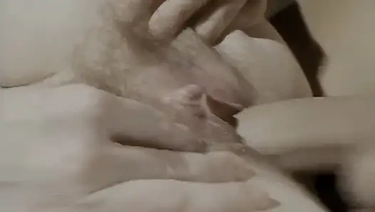 Önce Kanepede Mastürbasyon Yapıyor, Sonra Bir Penisi Poposuna Alıyor