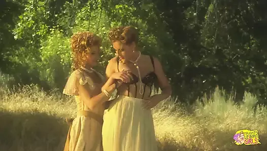 Otras dos amigas lesbianas rubias se están ocupando comiéndose al aire libre en estilo retro