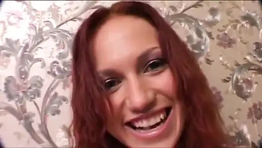 Güzel kızıl saçlı bebek ağzında büyük yarağı seviyor... ağzına boşalma