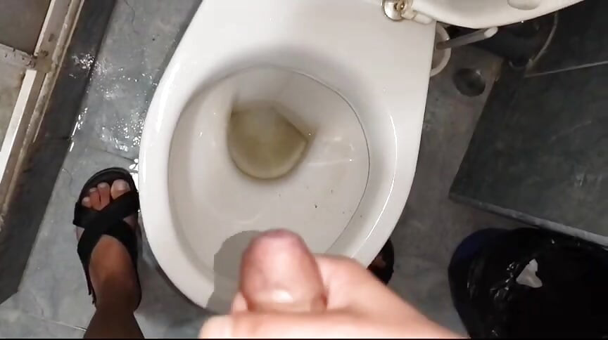 Twink si hraje s přítelem a stříká na záchodě