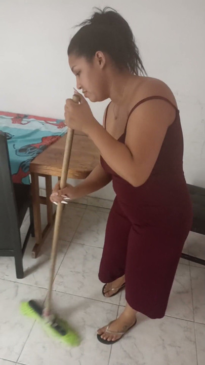 Karım evi temizlerken ona sikimi emmesini söylüyorum, ama komik bir şey oluyor | Klip 1