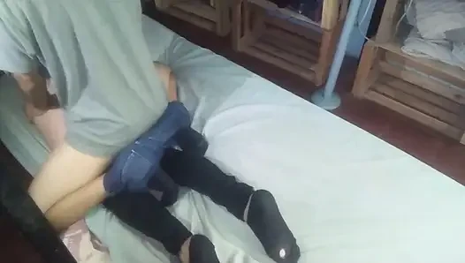 Aku dari samping dengan kemeja putih dan sepatu hitam saat senja