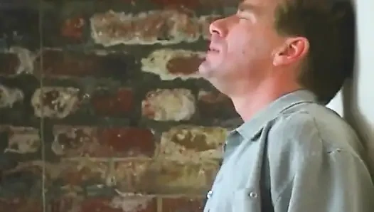 Blondes schätzchen wird im keller hart gefickt