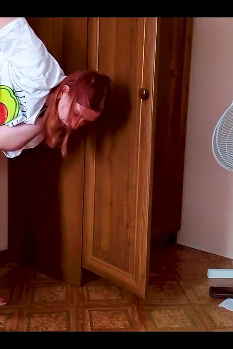 Joven esposa engaña a su marido cerca de él 1