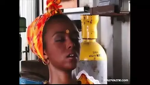 Ebony Bagheera haciendo anal en un astillero, aumentado a 4k