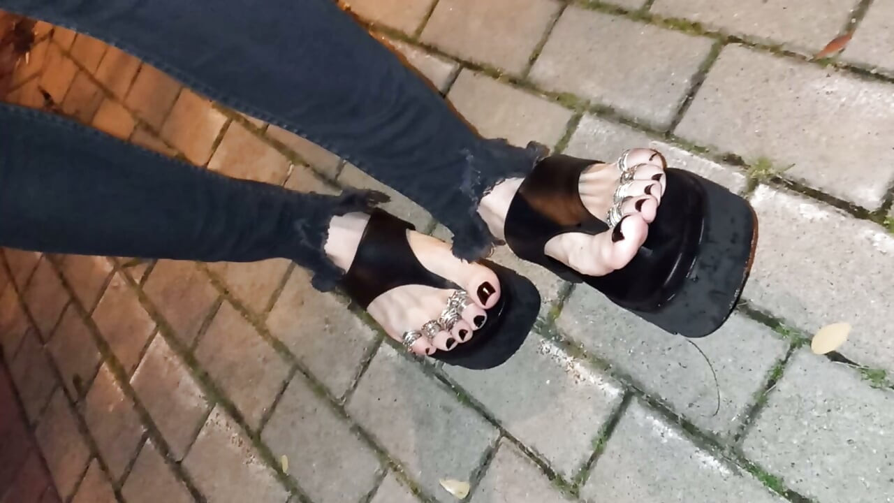 Moje gorące stopy crossdressera drażnią twarde kutasów podczas nocnego spaceru