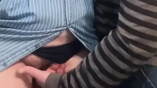 Perverser reibt haarige muschi in der U-bahn
