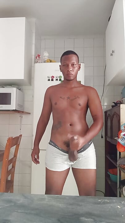 Jovem colombiano com BBC masturba-se na cozinha