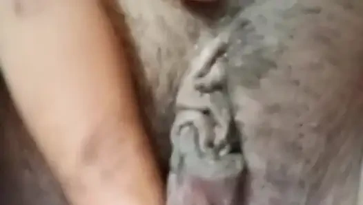 Bekar kız amını ve zevkini parmaklıyor