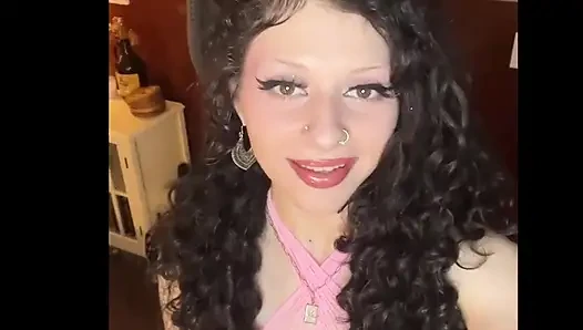 Gotik bakire terapistin seni yavaşça sikmeye başlıyor çünkü karın sana izin vermiyor