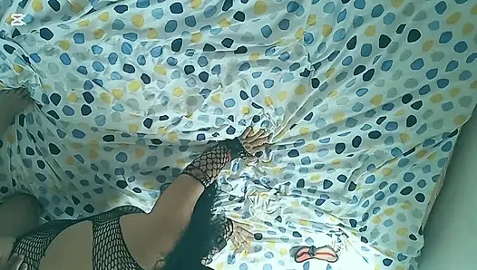 Maskiertes Desi-ehefrau-deepthroat-training zu hause