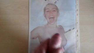 Сперма на обнаженной фотографии Miley Cyrus