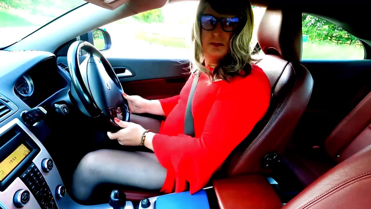 Amatör travesti kellycd2022 güneşte mastürbasyon yapıyor