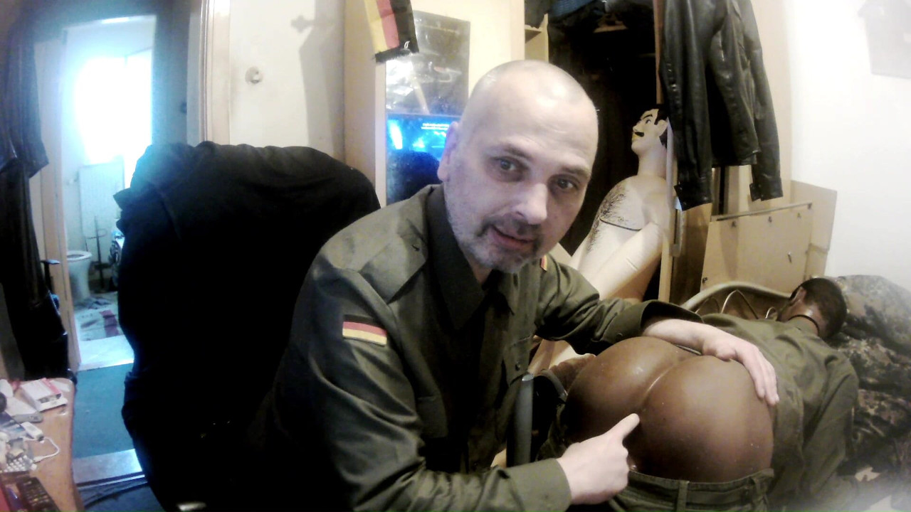I kiss and lick the ass of the sex doll... And the finger in the buttocks