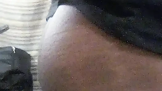 Dolgun deliği olan seksi zenci eşcinsel kadın osuruyor ve yanaklarını açıyor