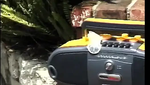 Pasangan cewek kesepian yang cantik berwarna mendapatkan tiga kontol hitam di dekat kolam renang