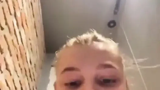 Bugil di tempat umum. Cewek tubuh aduhai lagi muncrat pakai vibrator. Pamer pantat bahenolnya. Gadis perawan ini lagi asik fingering memeknya yang masih perawan