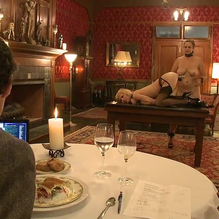 ทาสชั้นบนเสิร์ฟอาหารกลางวัน