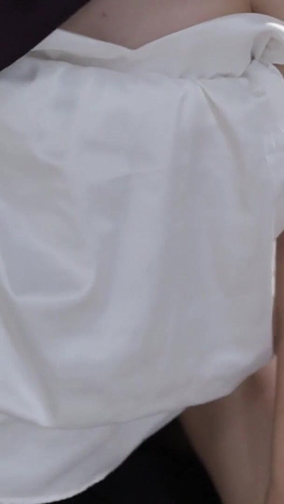 大きなお尻のデシ女の子が膣の中でセックスし、射精する | クリップ 2