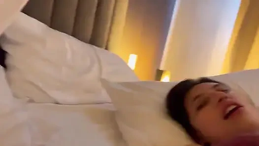 Seks lesbian dua gadis di sofa !!