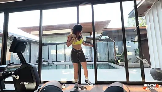 Брюнетка-Фитоняшка Сидит на Лице, Глубоко Сосет и Страстно Ебется до Окончания в Рот в Спортзале