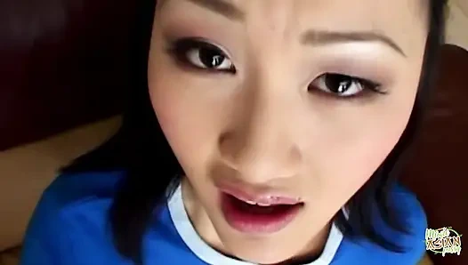 Азиатская женщина участвует в самостимуляцию в предвкушении участия в интенсивном анальном контакте в позе раком.