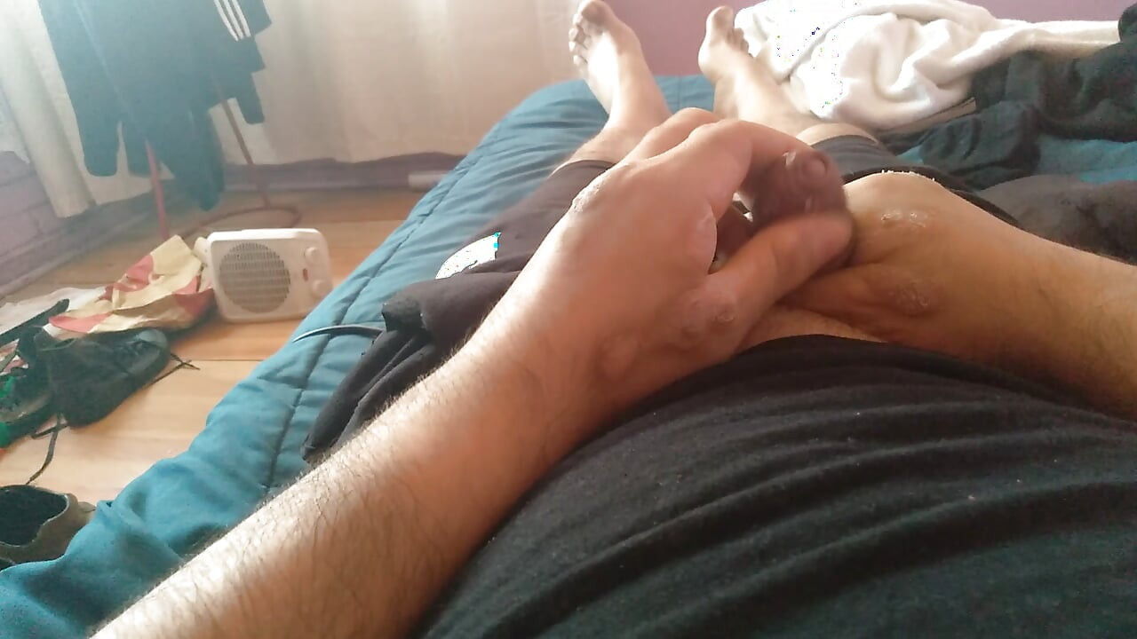 Lelaki gay comel dengan bersemangat menarik balik kulupnya