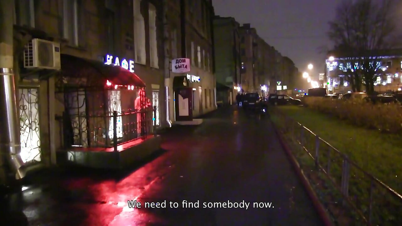 セクシーなブルネットが拾い上げ、彼女の猫に粉砕