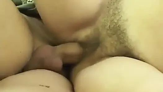 Wanita gemuk dengan memek berbulu ini dientot habis-habisan sama kontol besar di hutan